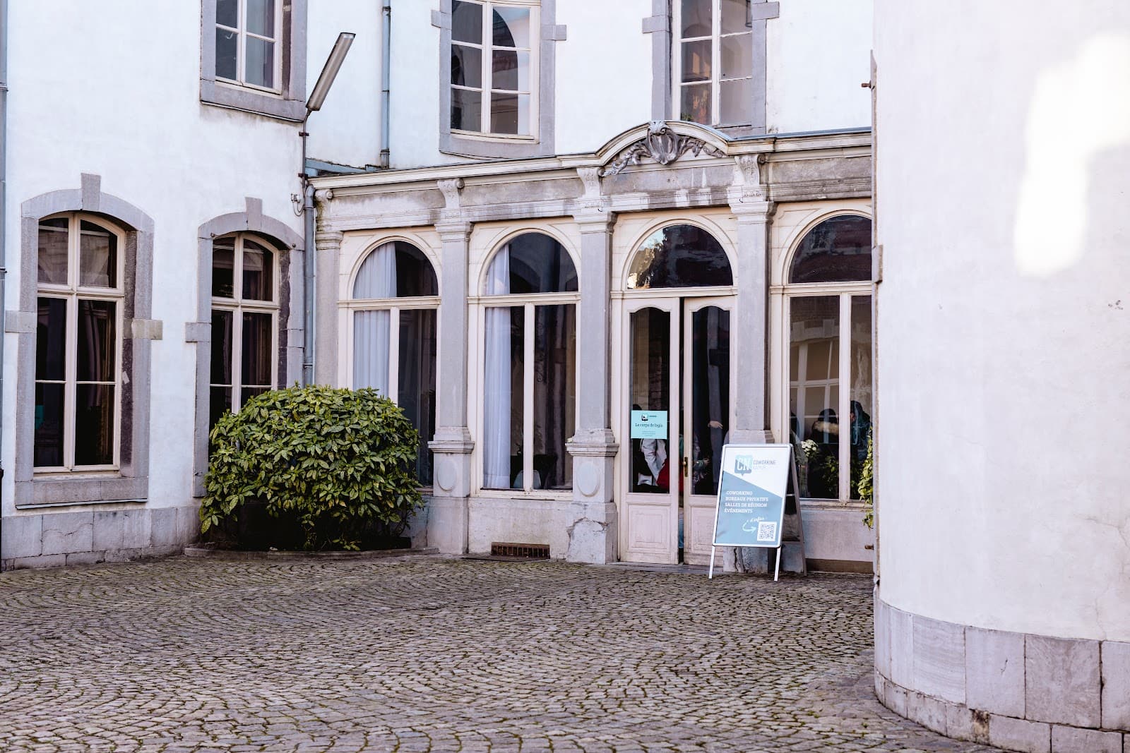 Premium Day Pass at Coworking Namur - Flexible Workspace & Networking in Namur interior photo 3