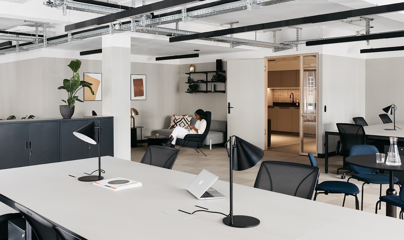 Professional 10-Person Meeting Room at Fora - Kontorhaus with HD AV interior photo 1