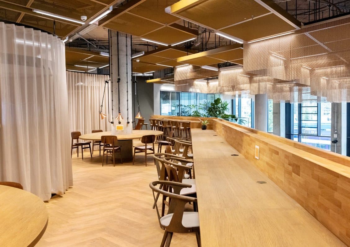 Cowork next to Berlin Hauptbahnhof at elegant EDGE Grand Central interior photo 2