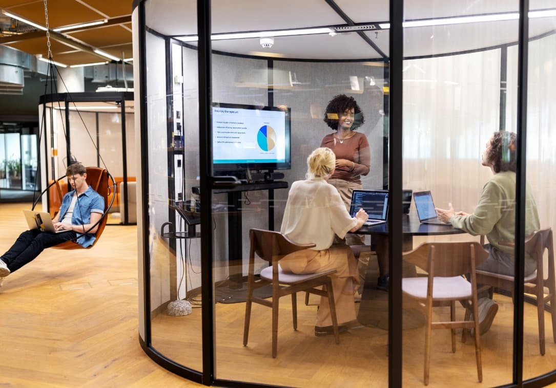 Cowork next to Berlin Hauptbahnhof at elegant EDGE Grand Central interior photo 3