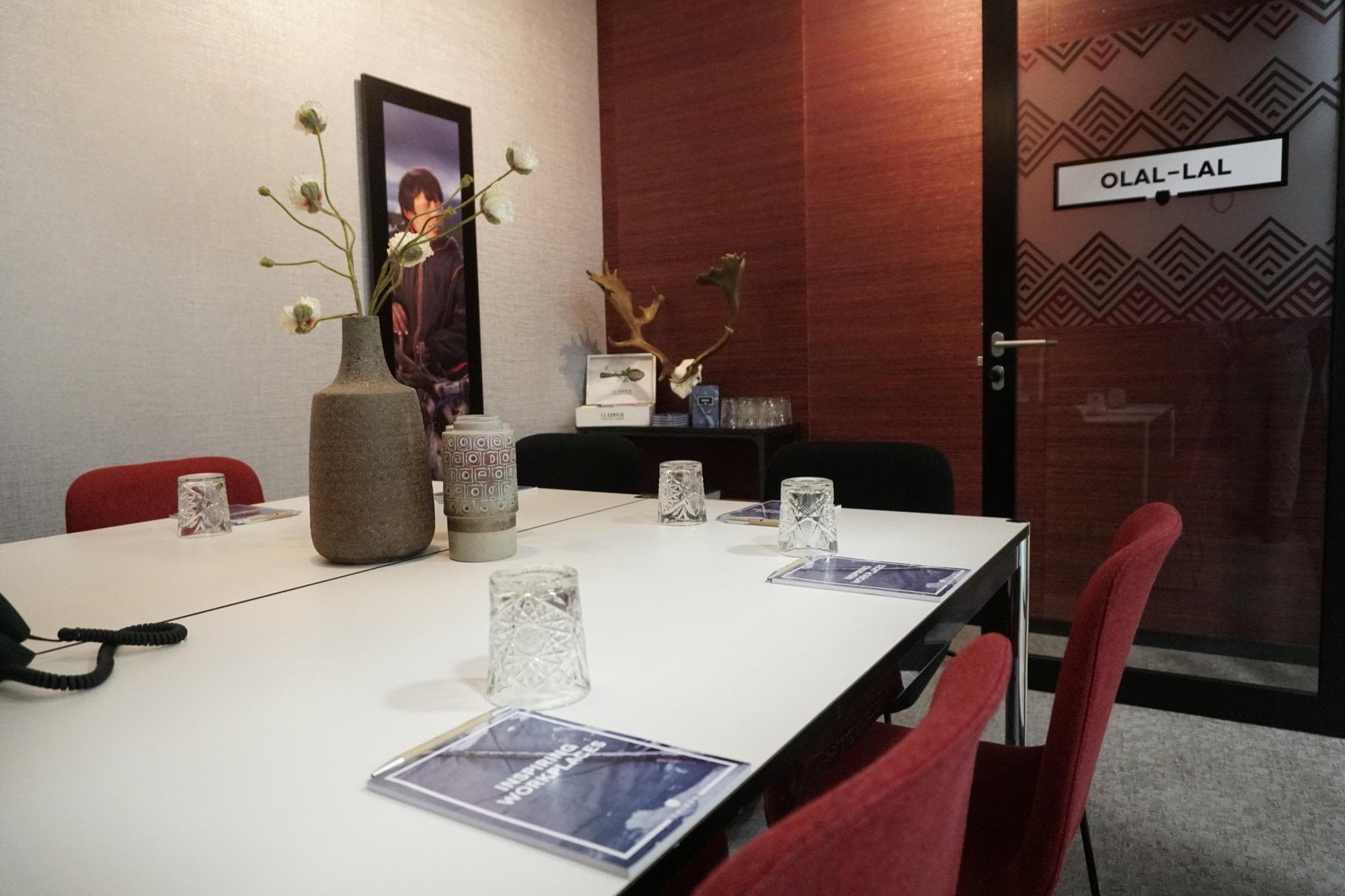 Flexible Day Pass Workspace with Projector in Frankfurt interior photo 3