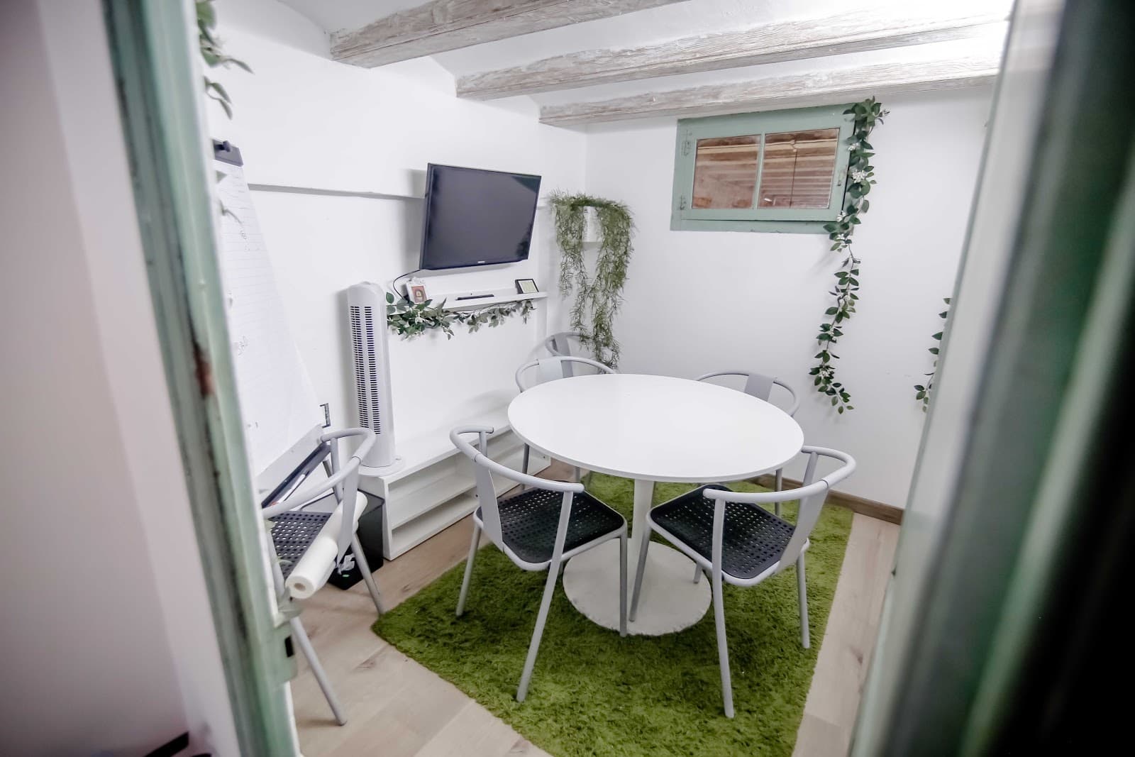 Day Pass at JUNGLE . coworking in Vibrant Barcelona interior photo 9