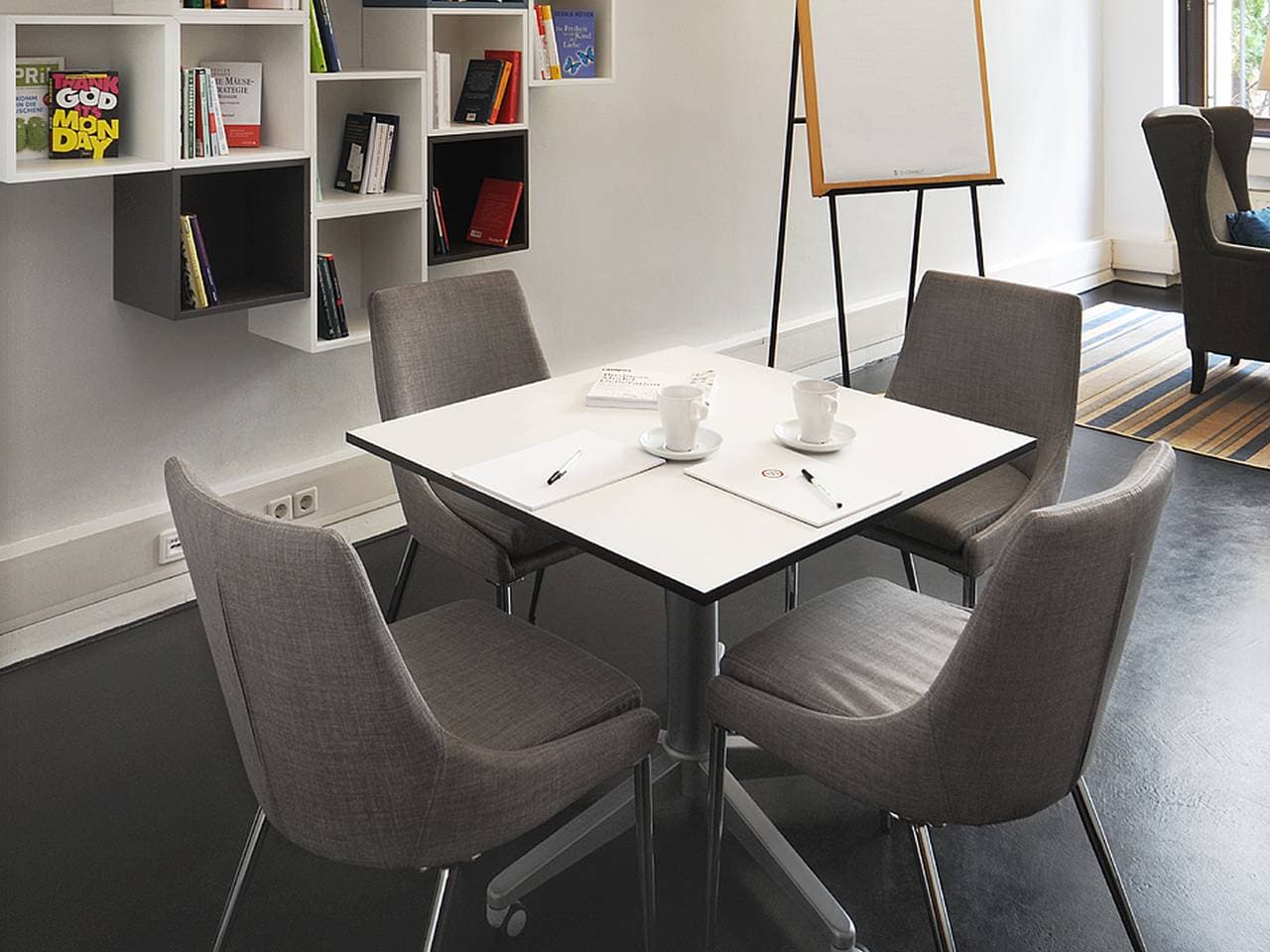 Elegant Consulting Meeting Room at Berlin Mitte interior photo 3