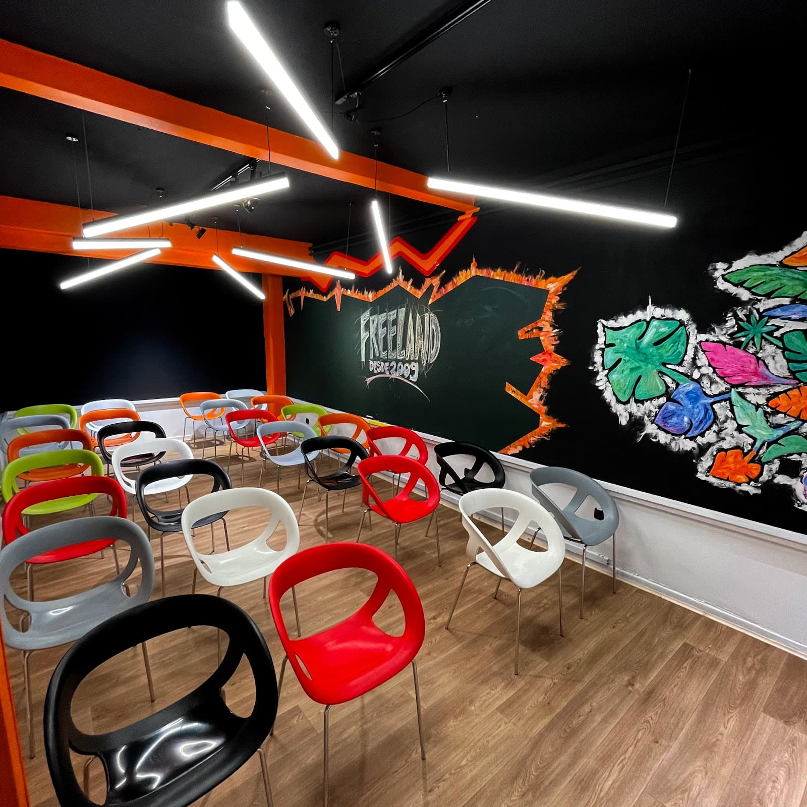 Almagro Day Pass at FreeLand Coworking – Flexible Workspace & Networking interior photo 3