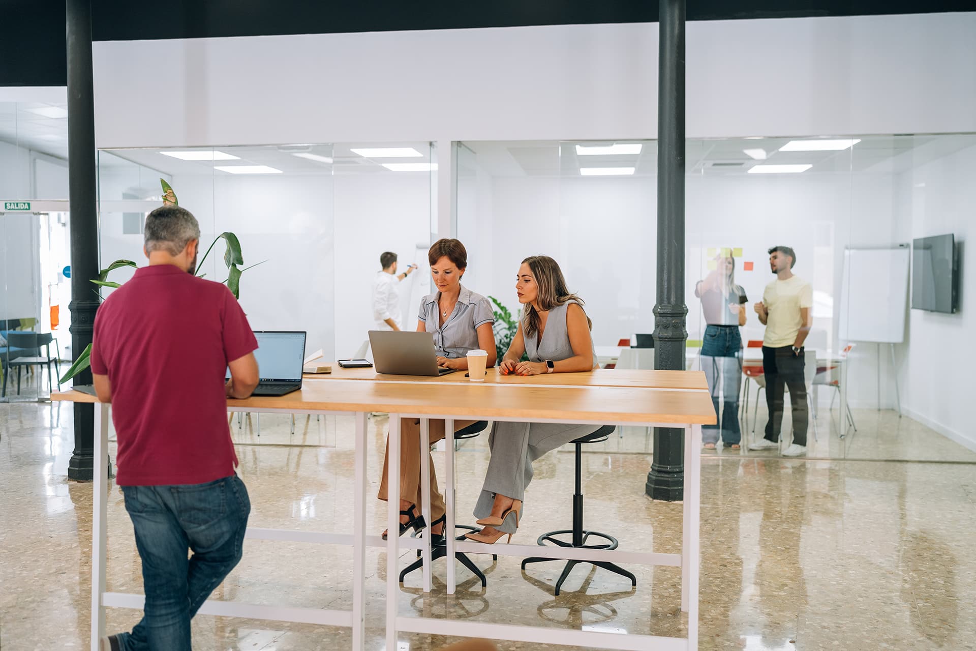 Coworking Day Pass in Almería's Vibrant Hub interior photo 4