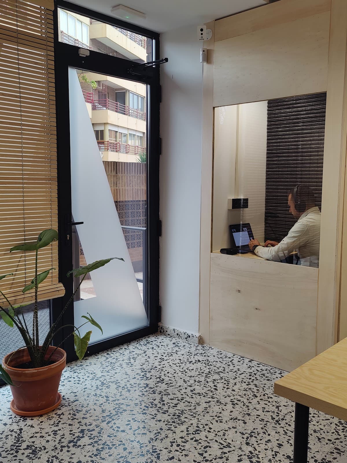 Scenic Day Pass in Anda CoWork with Outdoor Areas interior photo 7