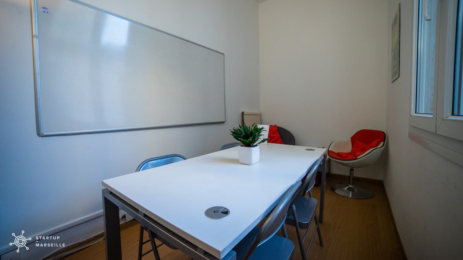Startup Marseille Day Pass - Flexible Workspace & Networking in Marseille interior photo 3