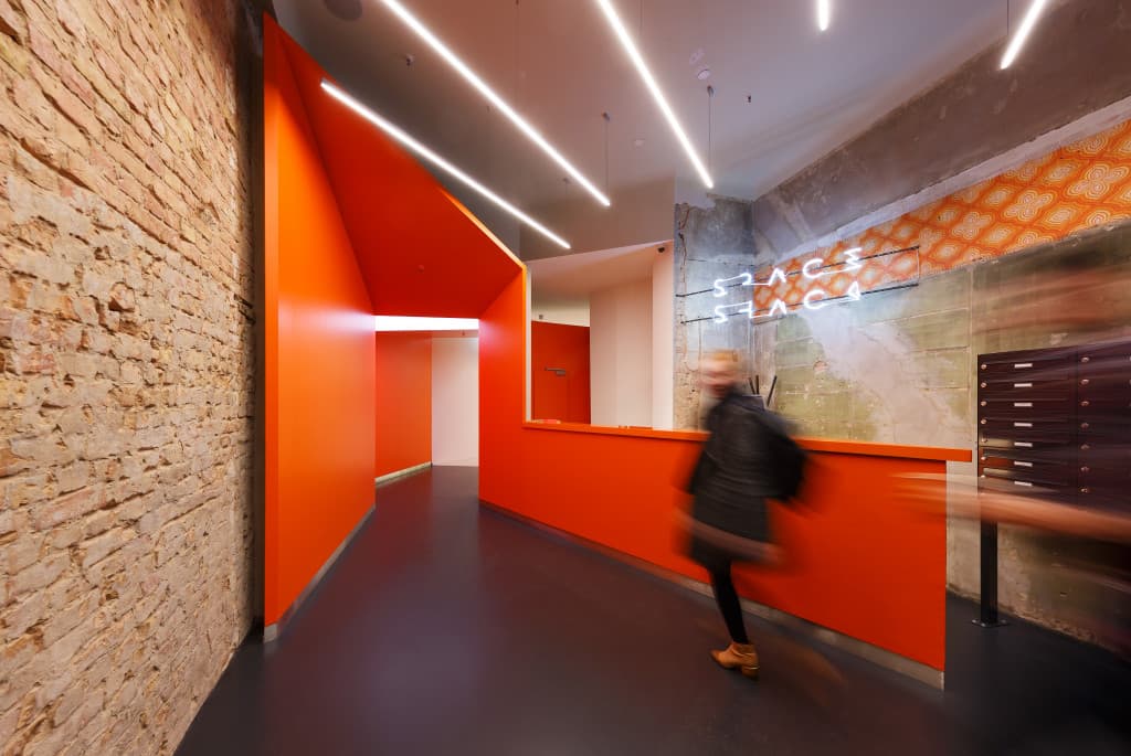 Let bright colors and innovative designs fuel your workday at SPACE SHACK Berlin interior photo 1