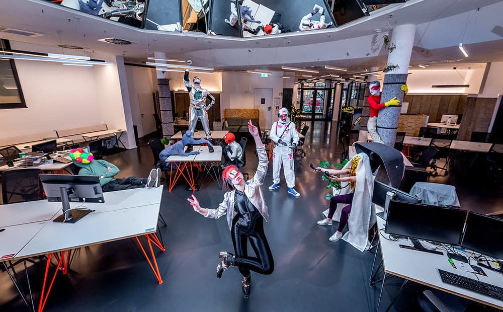Let bright colors and innovative designs fuel your workday at SPACE SHACK Berlin interior photo 3