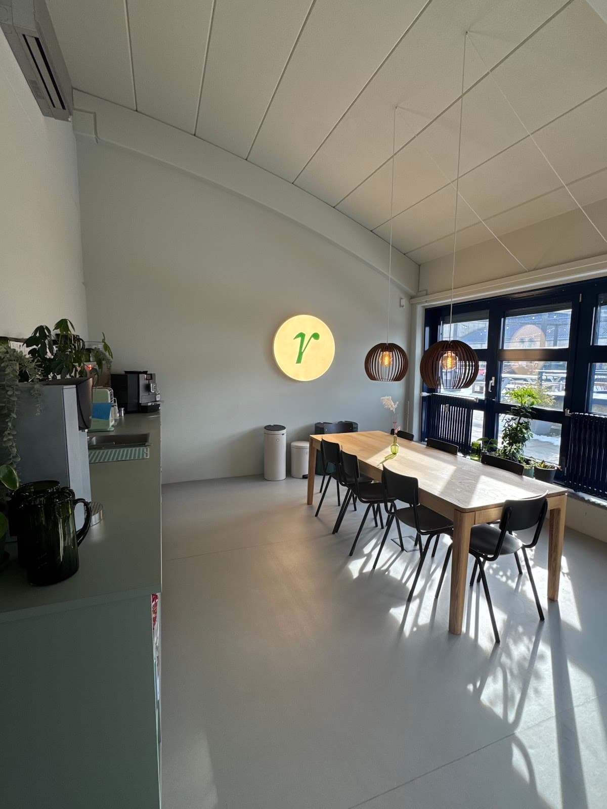 Day Pass at Rooftop Office interior photo 2