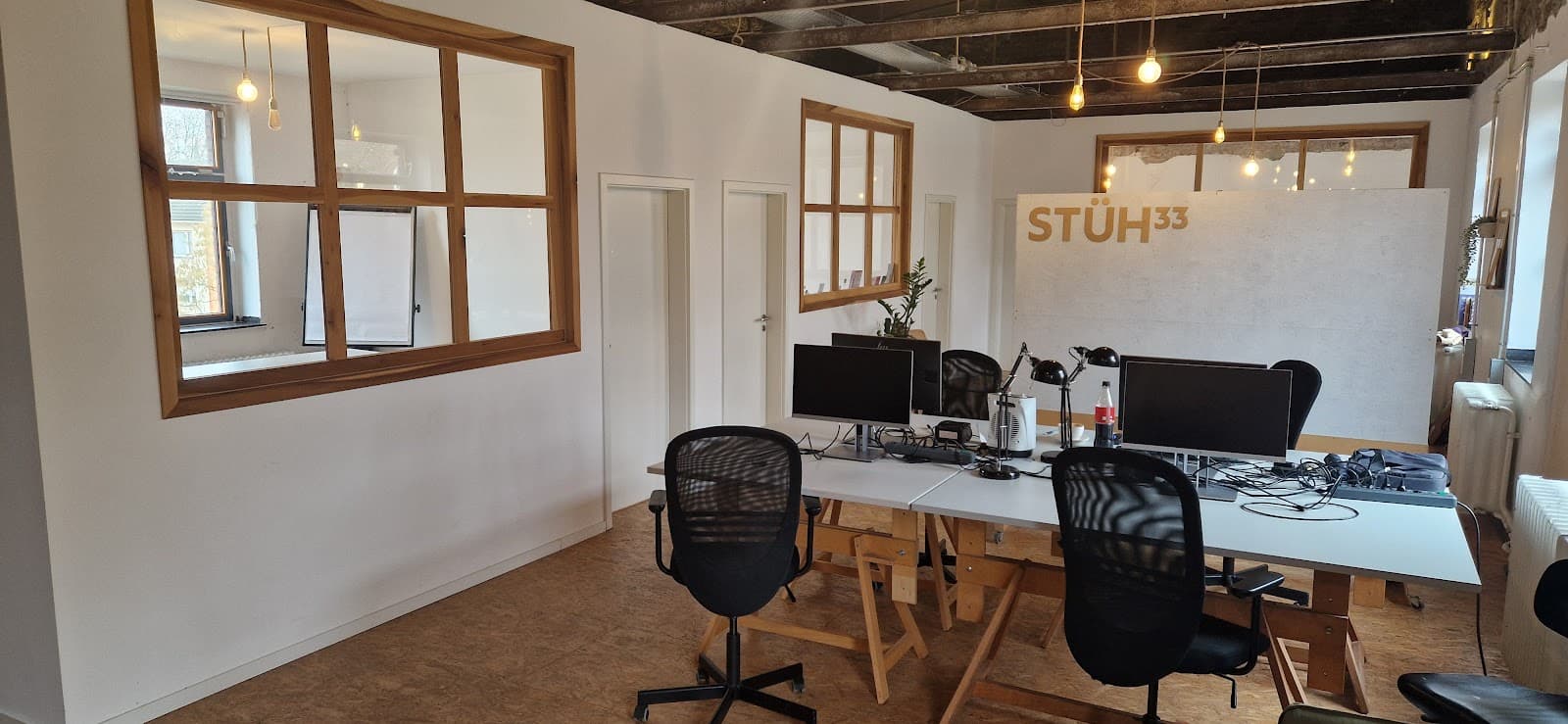 STÜH33 Coworking interior photo 2