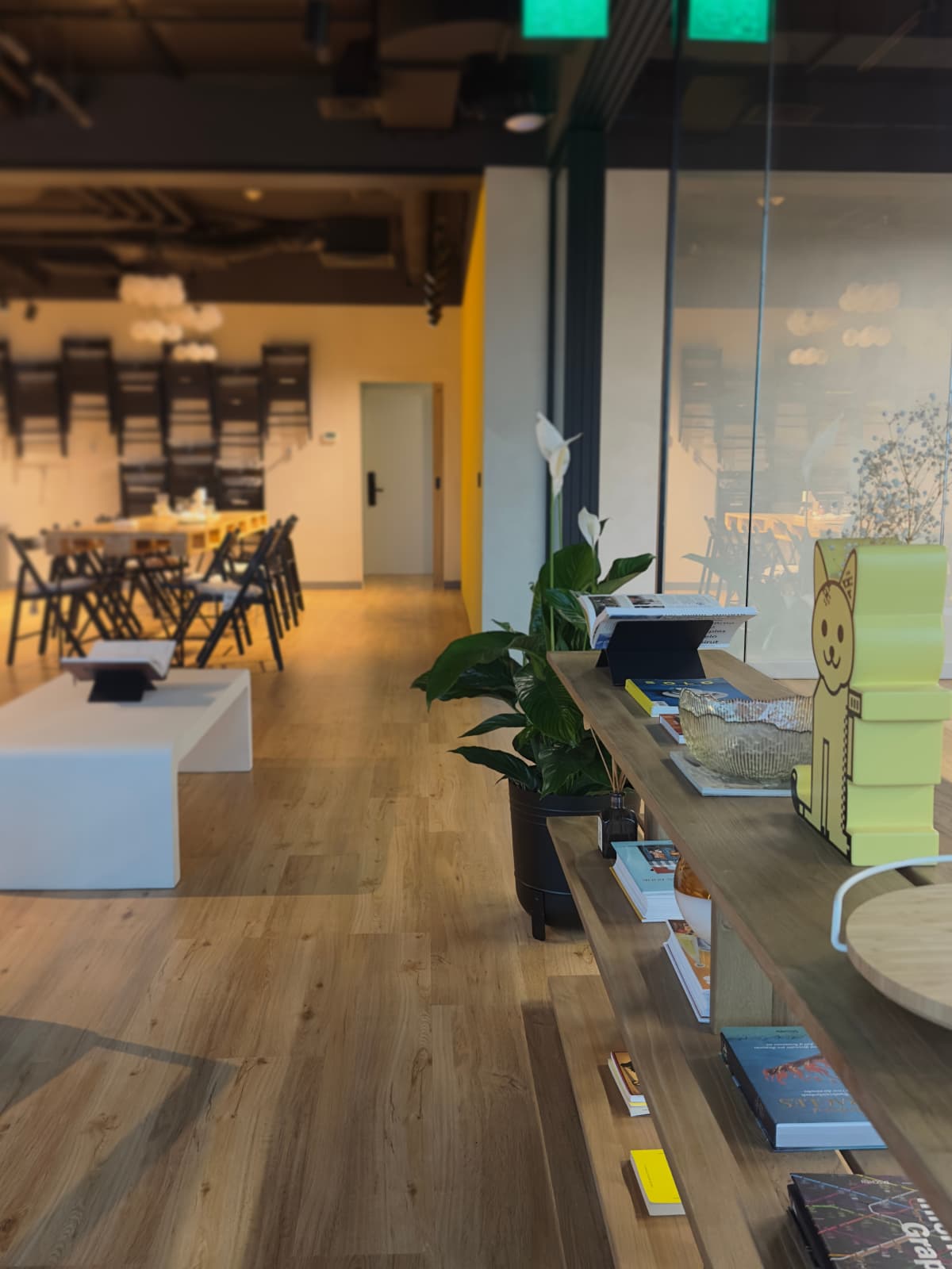 V7 Startup Studio Opera interior photo 2