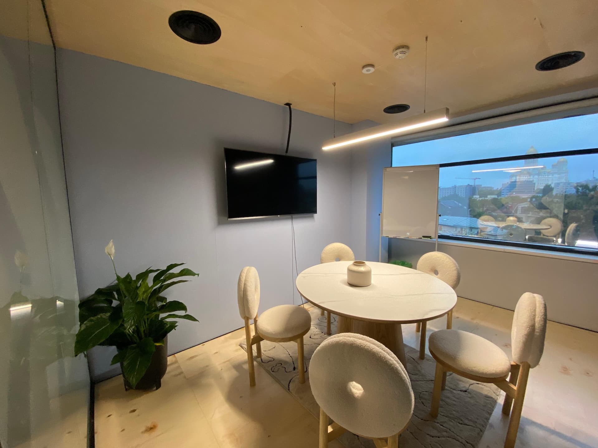 V7 Startup Studio Opera interior photo 4