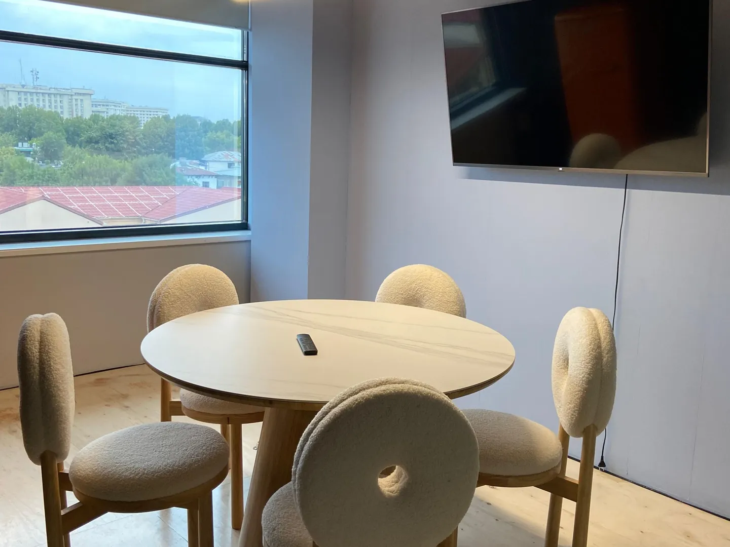 V7 Startup Studio Opera interior photo 5