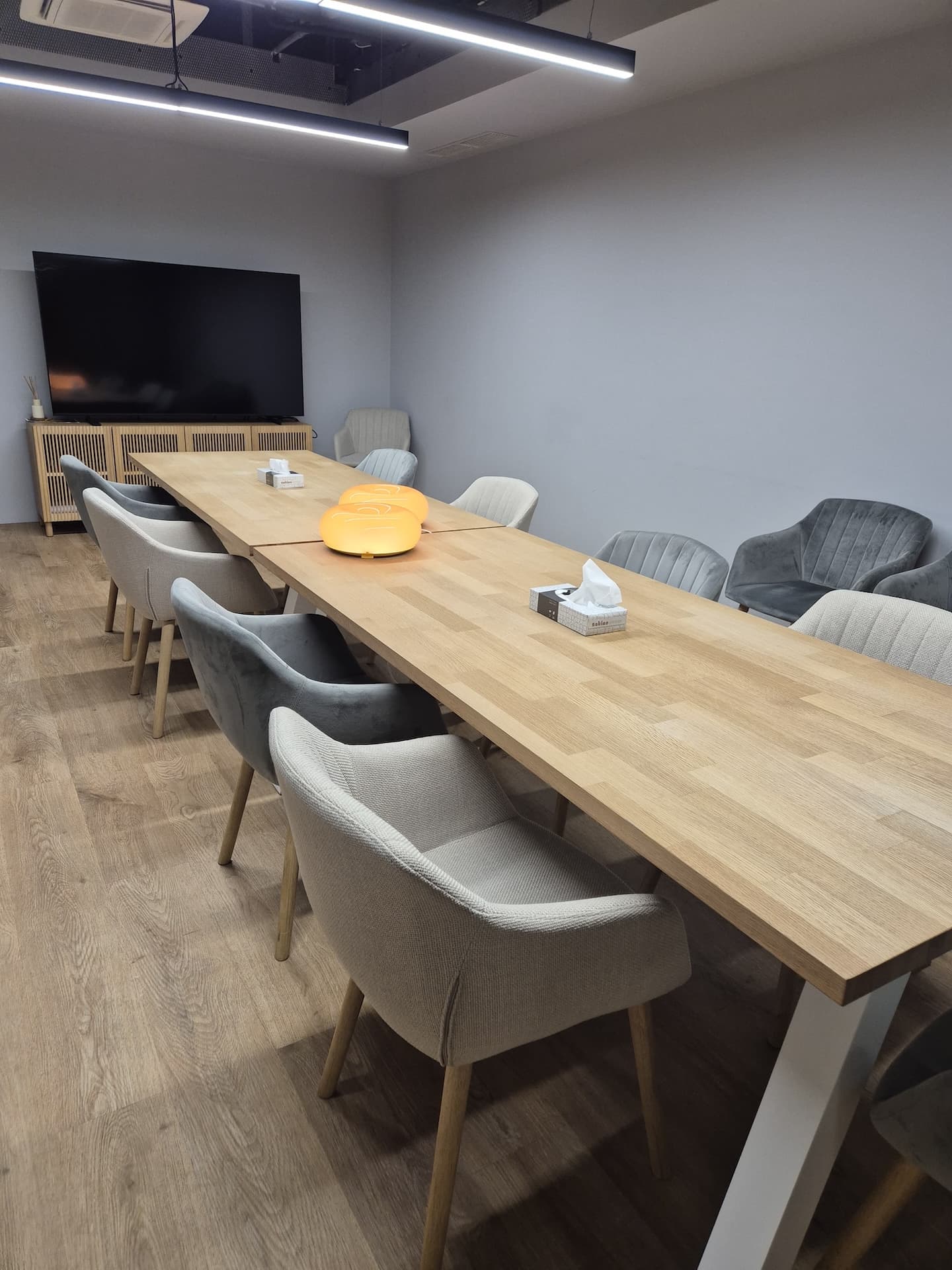 V7 Startup Studio Opera interior photo 6