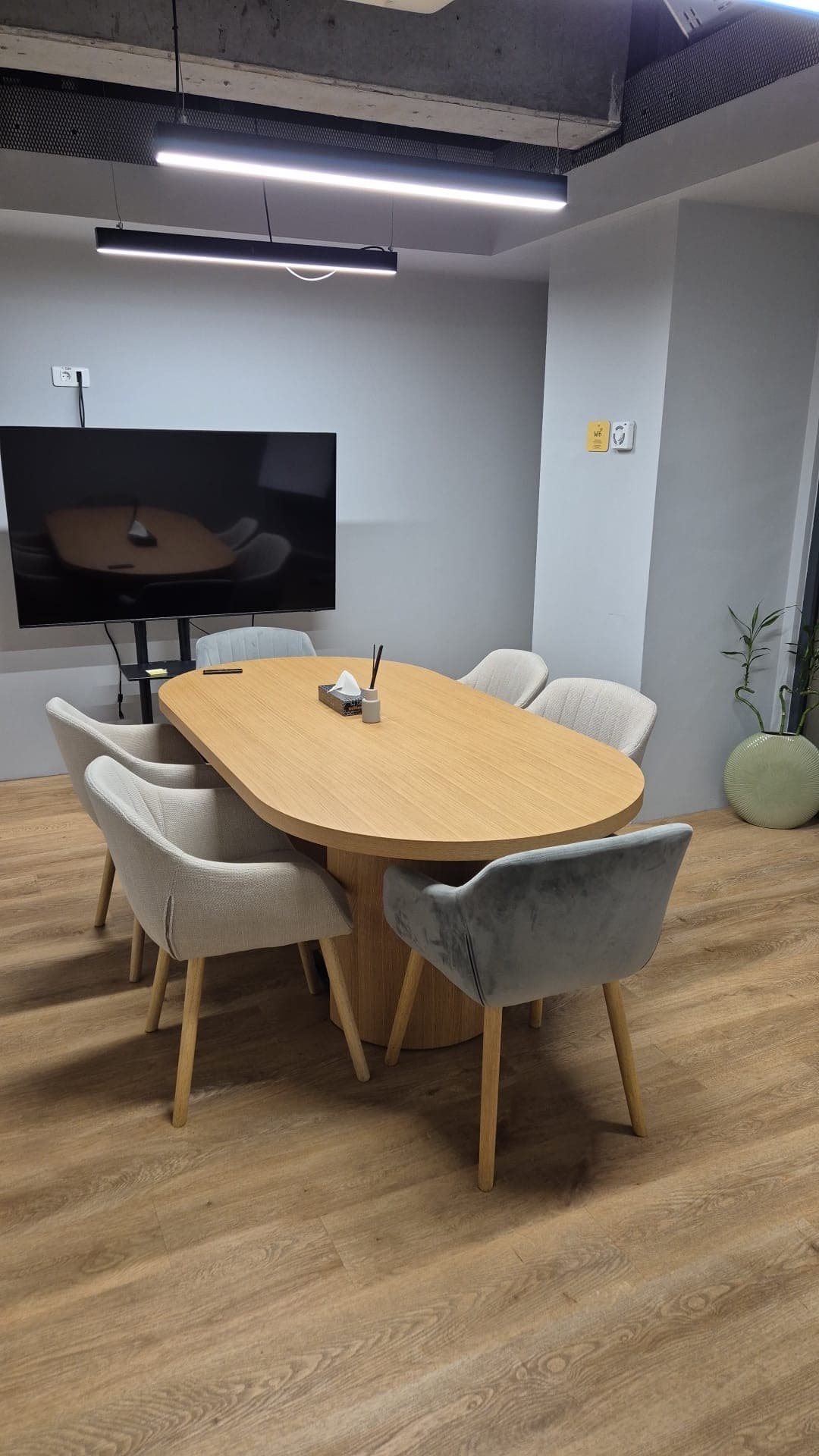 V7 Startup Studio Opera interior photo 7