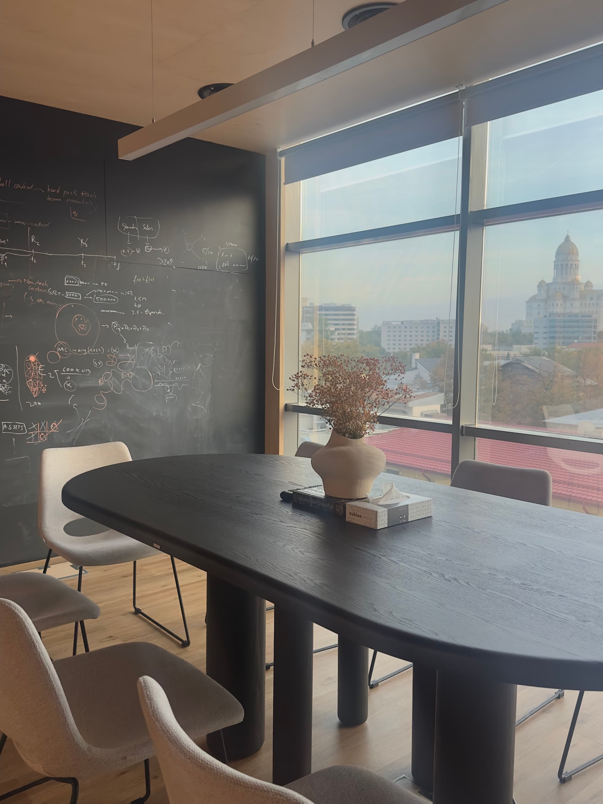 V7 Startup Studio Opera interior photo 9