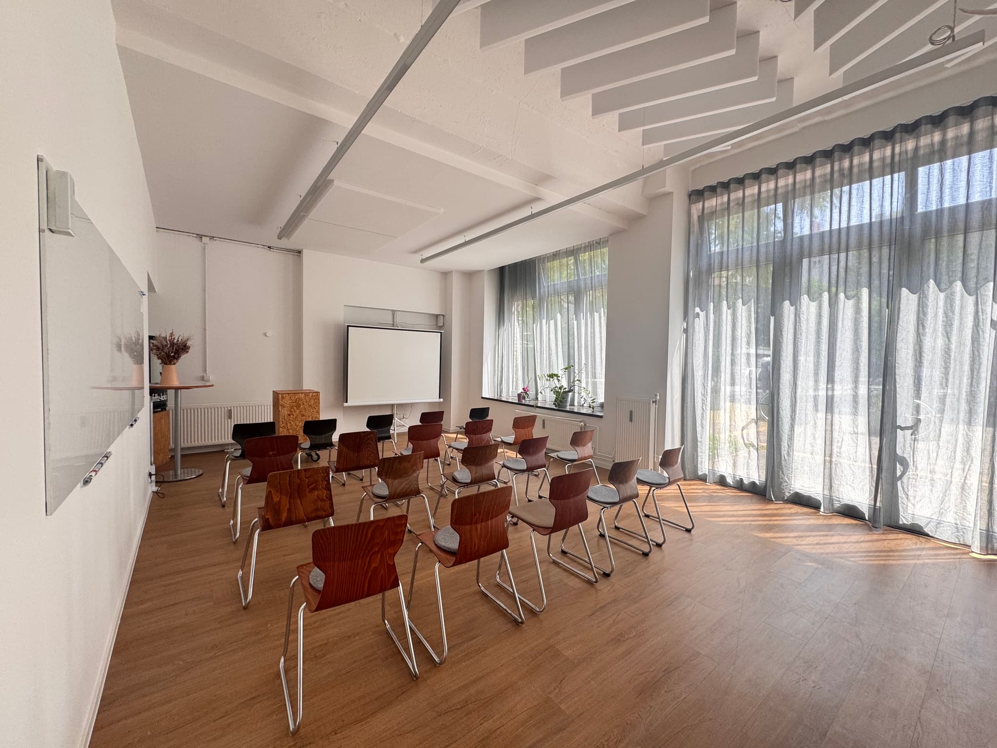 Versatile conference room in Prenzlauer Berg at juggleHUB Berlin interior photo 2