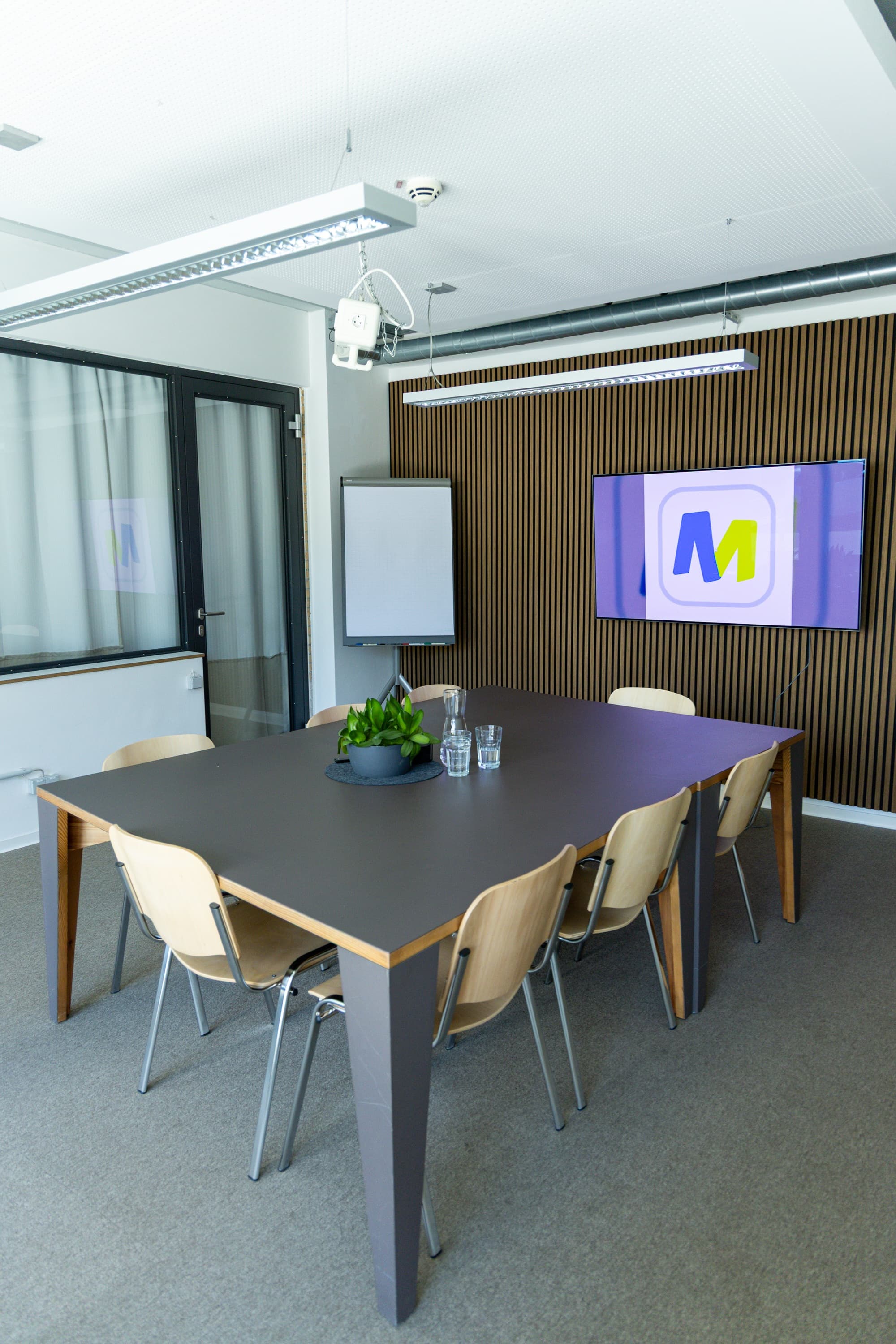 Meeting-L interior photo 1