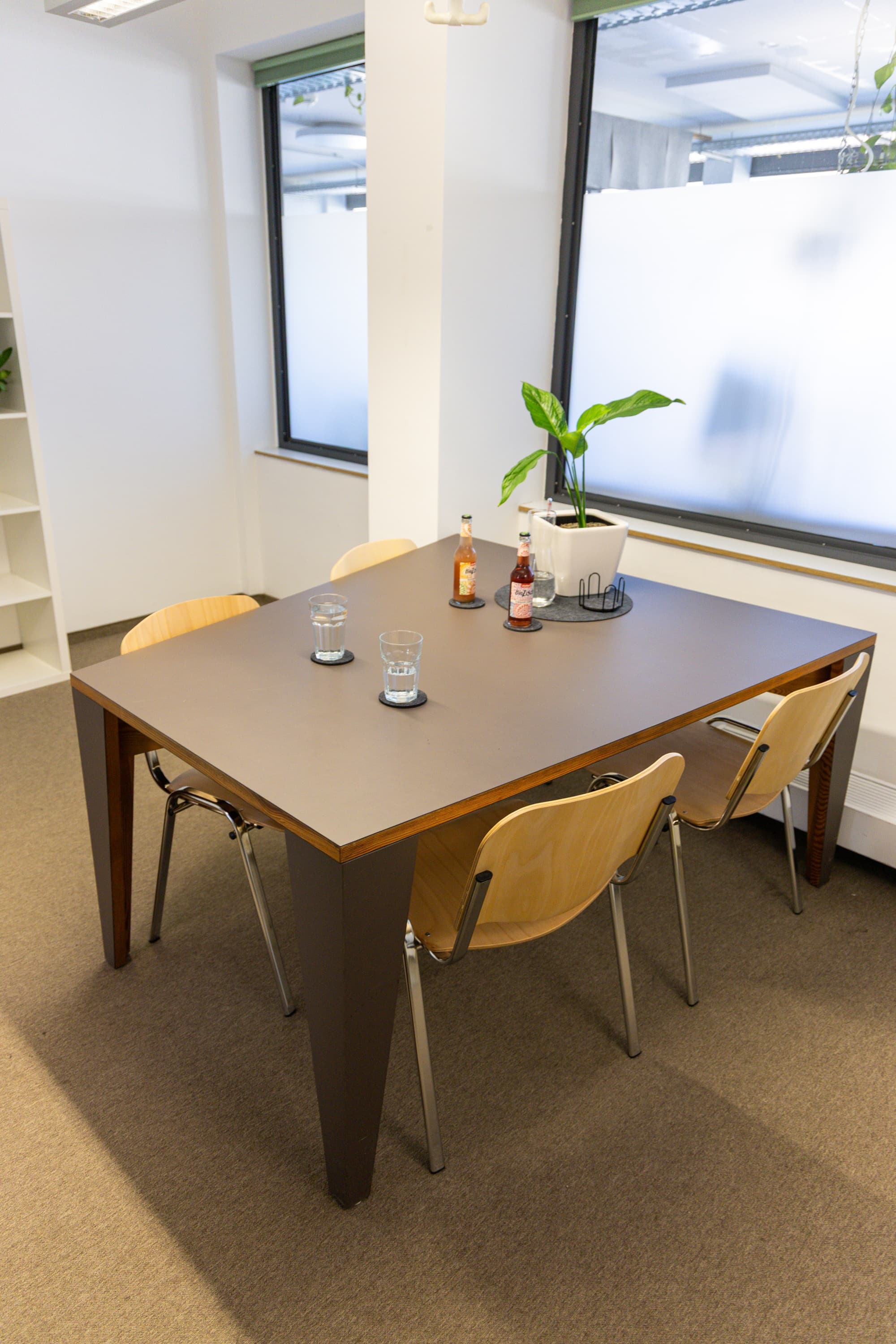 Meeting-S interior photo 1