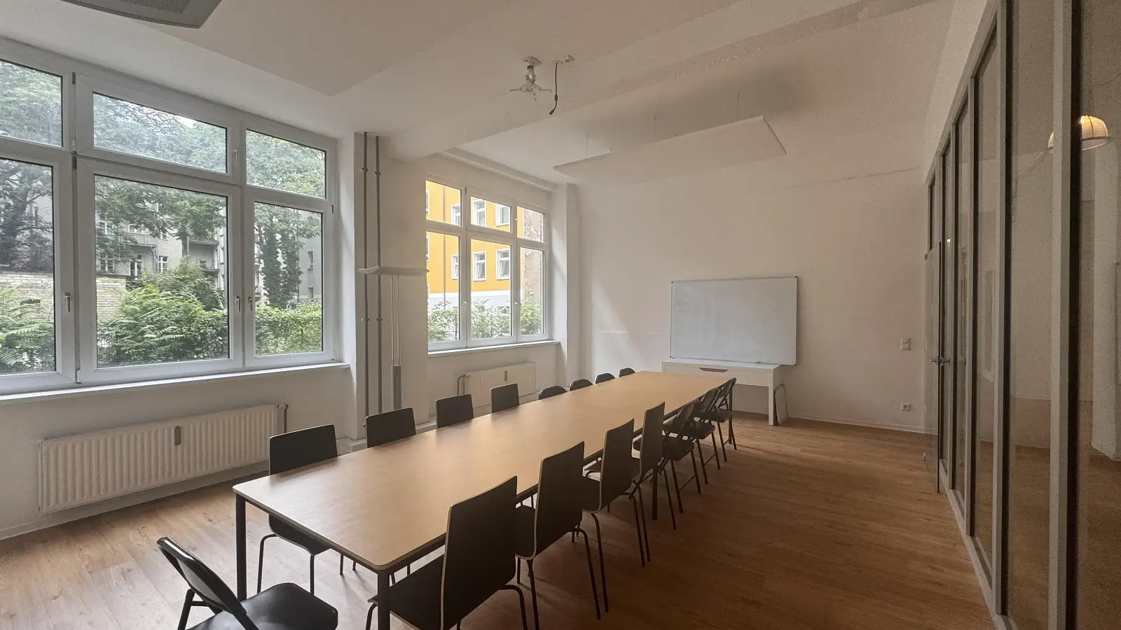 Conference room with projector on the 1st floor at JuggleHub Berlin
