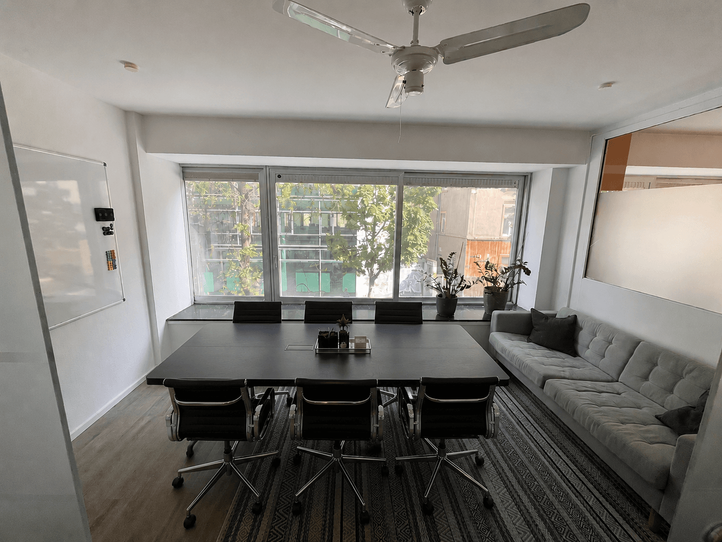 Meetingraum mit Glastrennwand (15 m²)