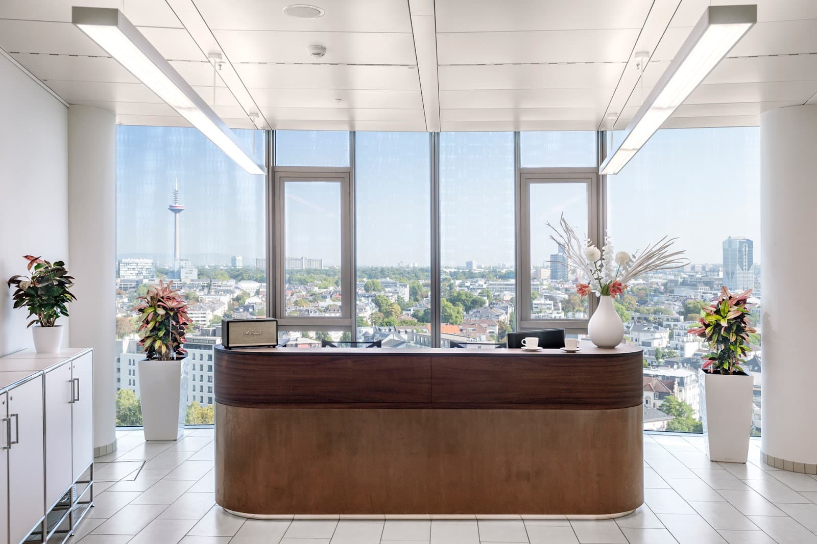 K-1 BusinessClub Tower 185 interior photo 4