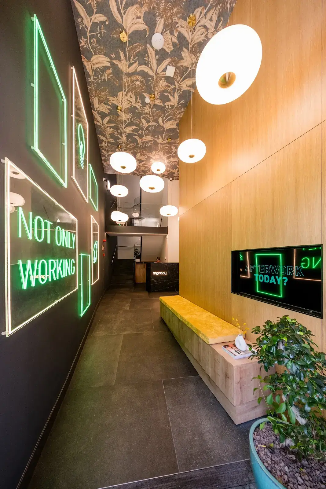 Monday Escaldes interior photo 4