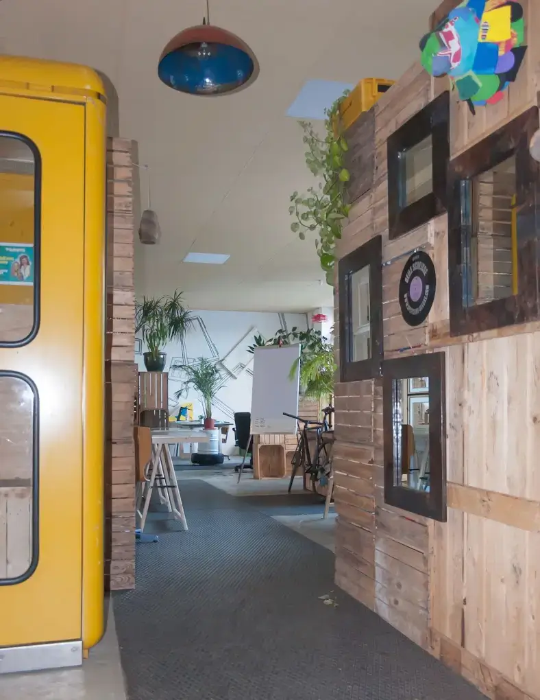 tuesday coworking - Pflügerstrasse interior photo 2