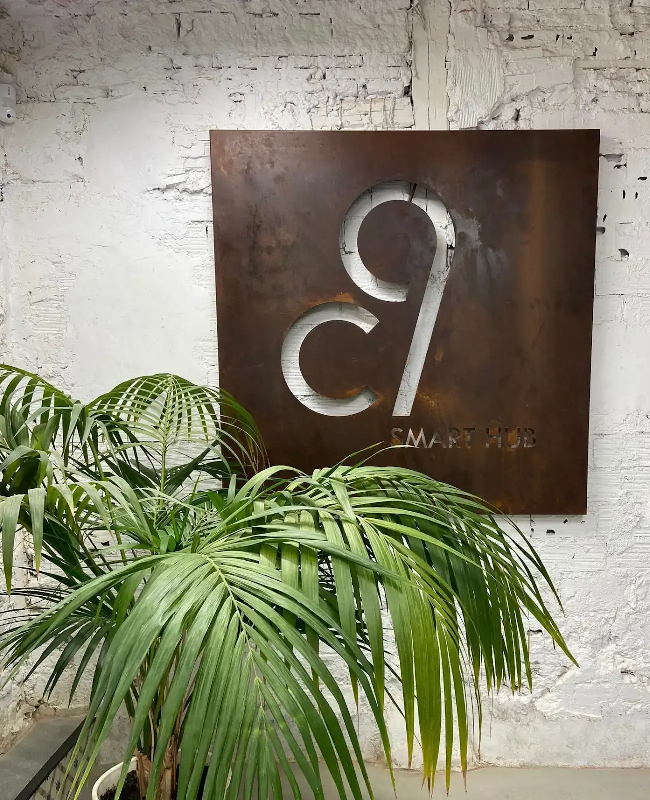 C9 SMART HUB interior photo 9