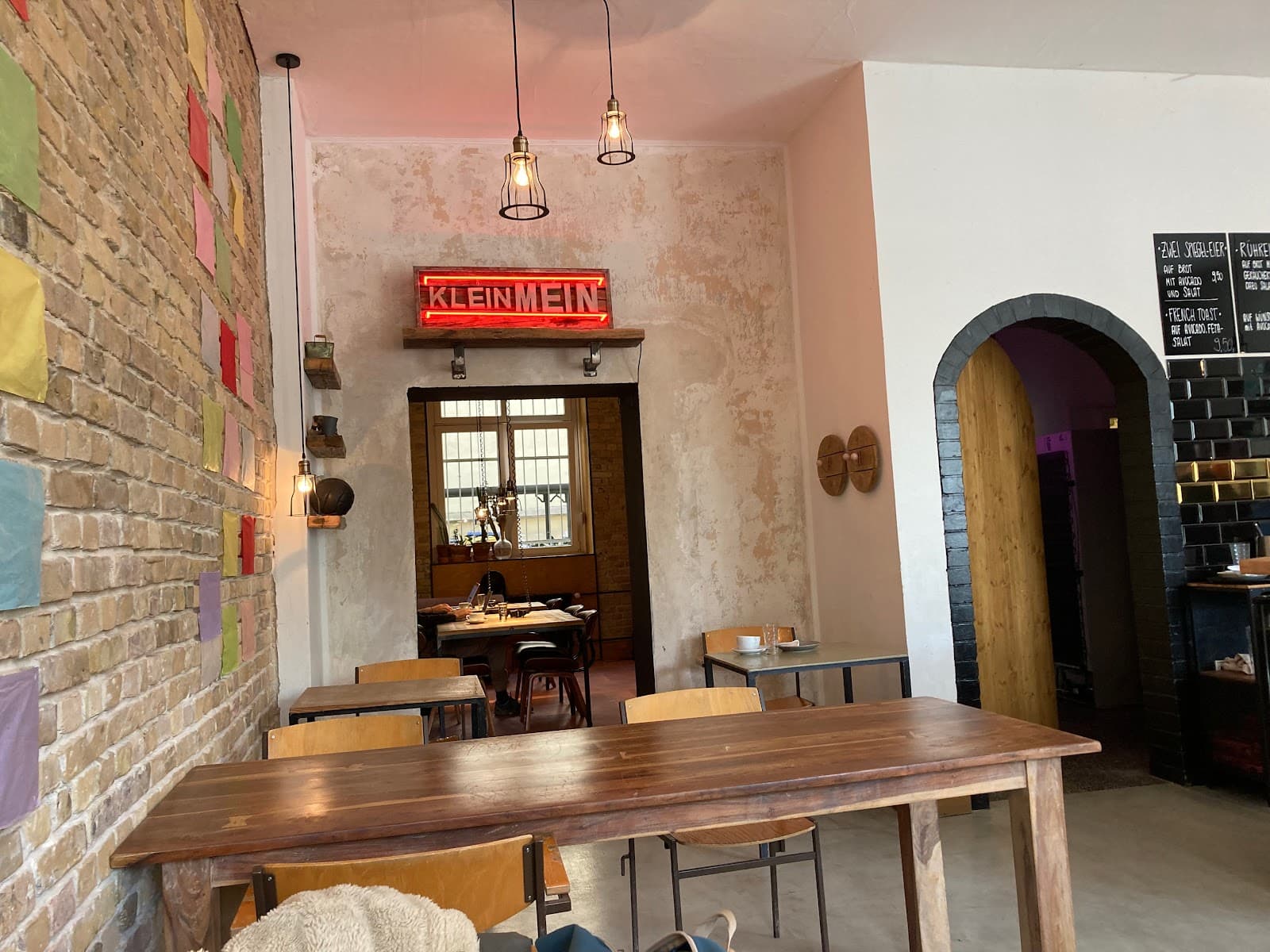 KleinMein Coffee & Coworking interior photo 5