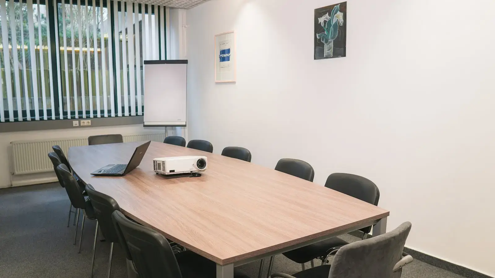 Satellitum interior photo 2