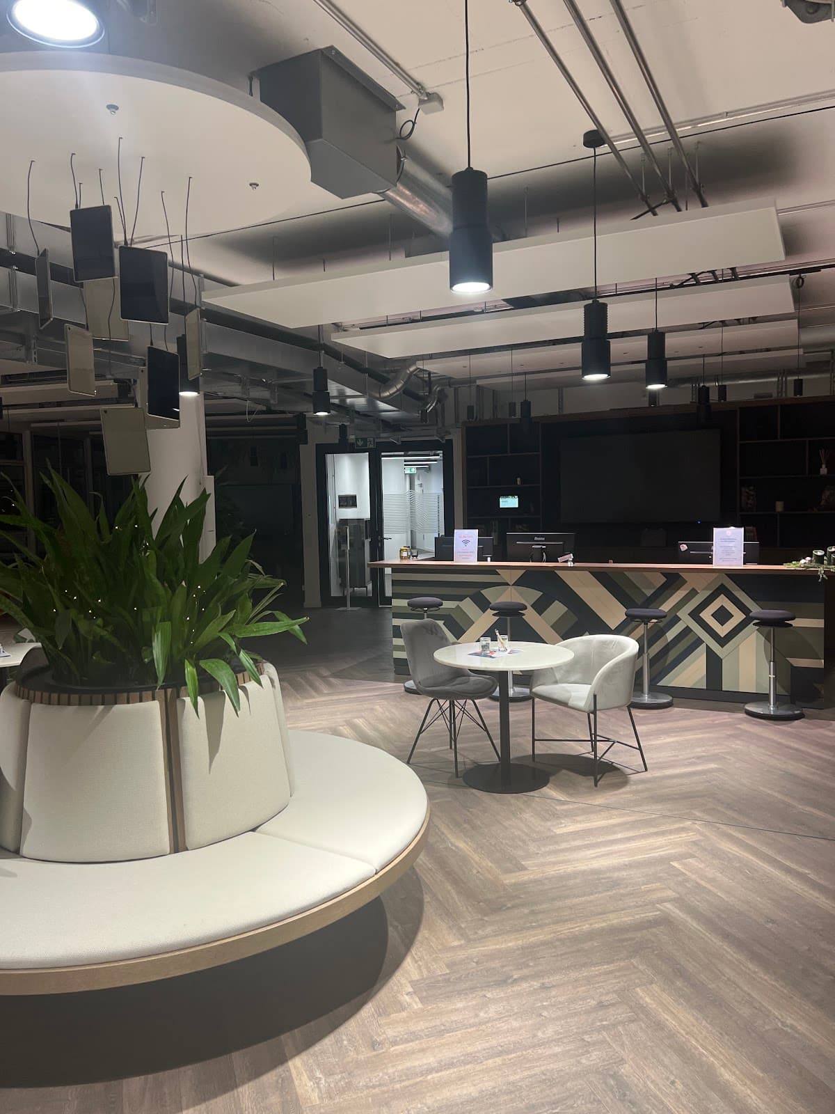 1000 Satellites München Weisses Quartier interior photo 3