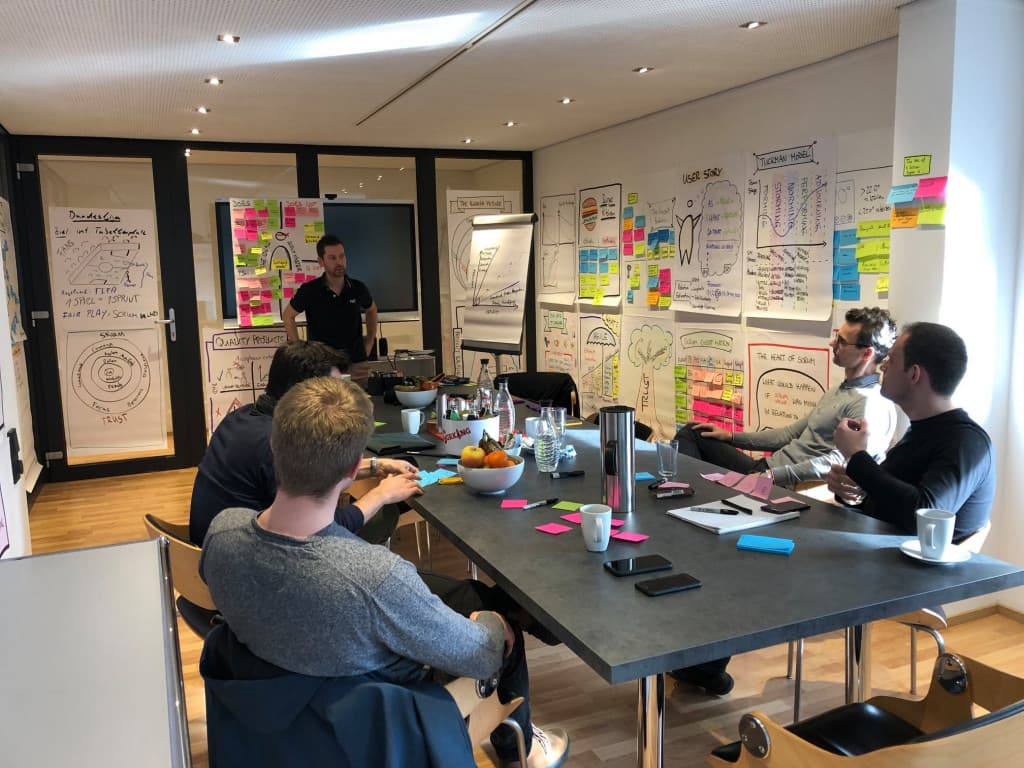 OFFICE & FRIENDS interior photo 3