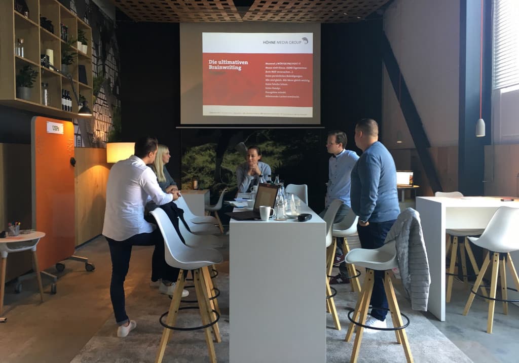 OFFICE & FRIENDS interior photo 7