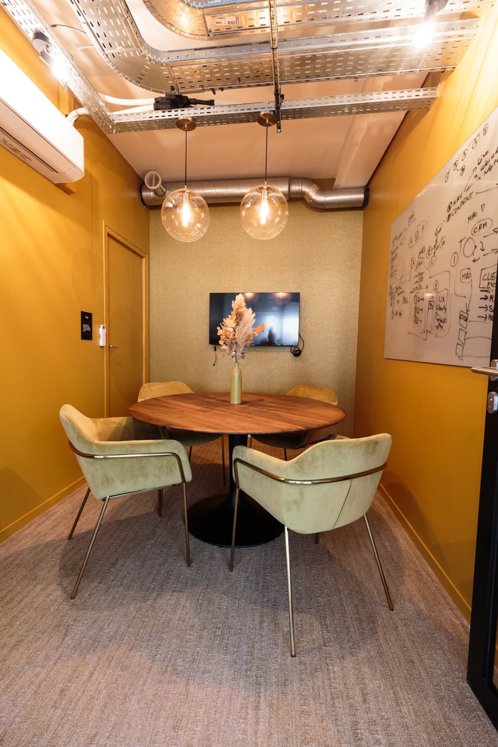 Morning, Dulong interior photo 6