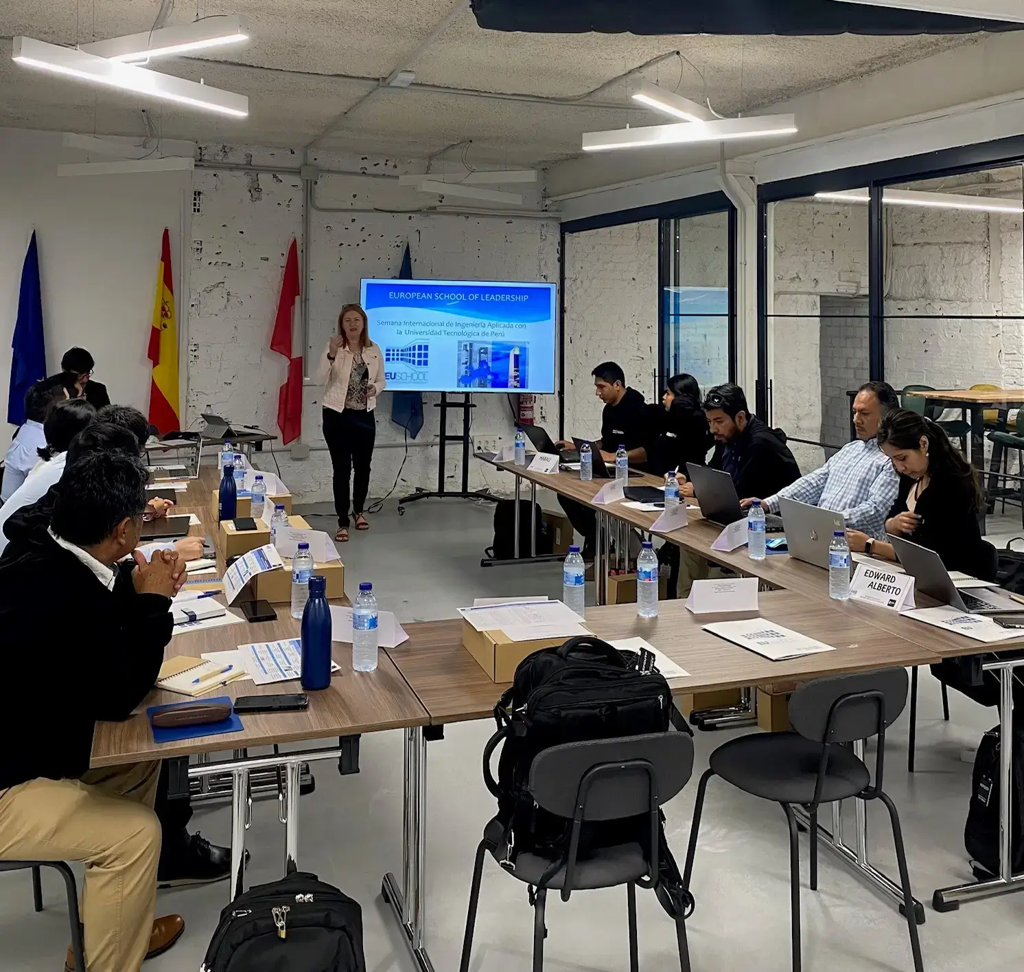 C9 SMART HUB interior photo 10