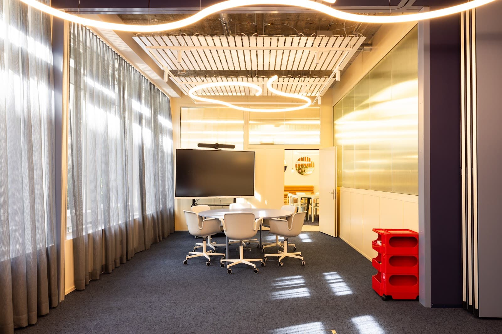 Headsquarter - The Elegant interior photo 8