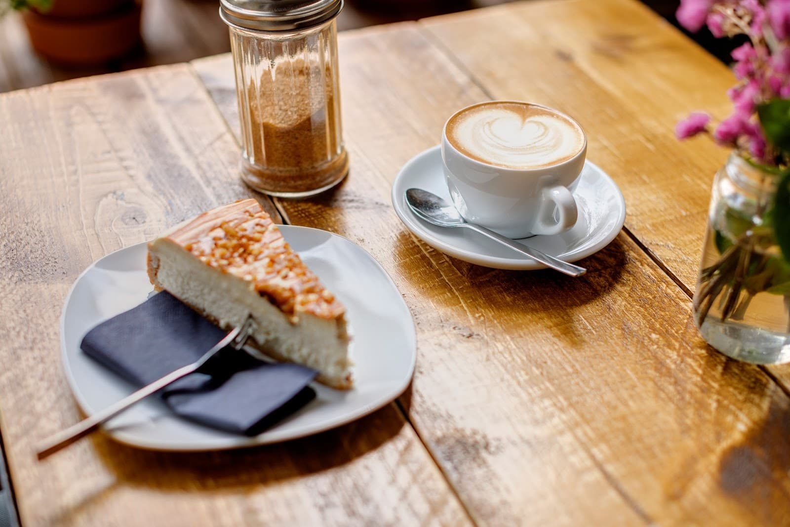 KleinMein Coffee & Coworking interior photo 9