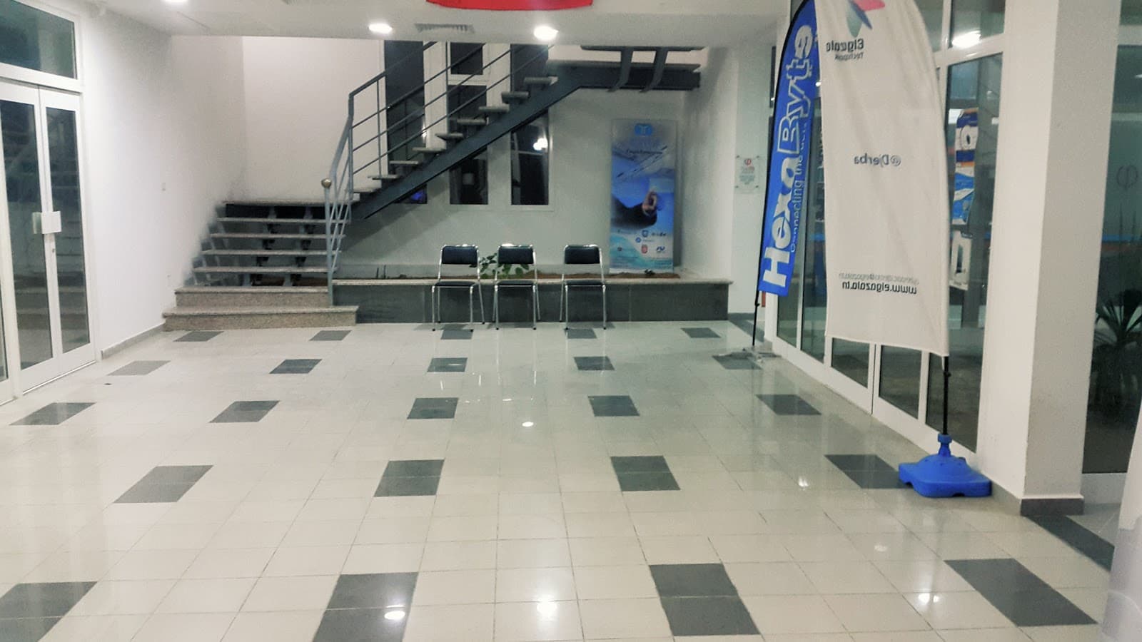 CoZi Coworking Café interior photo 8