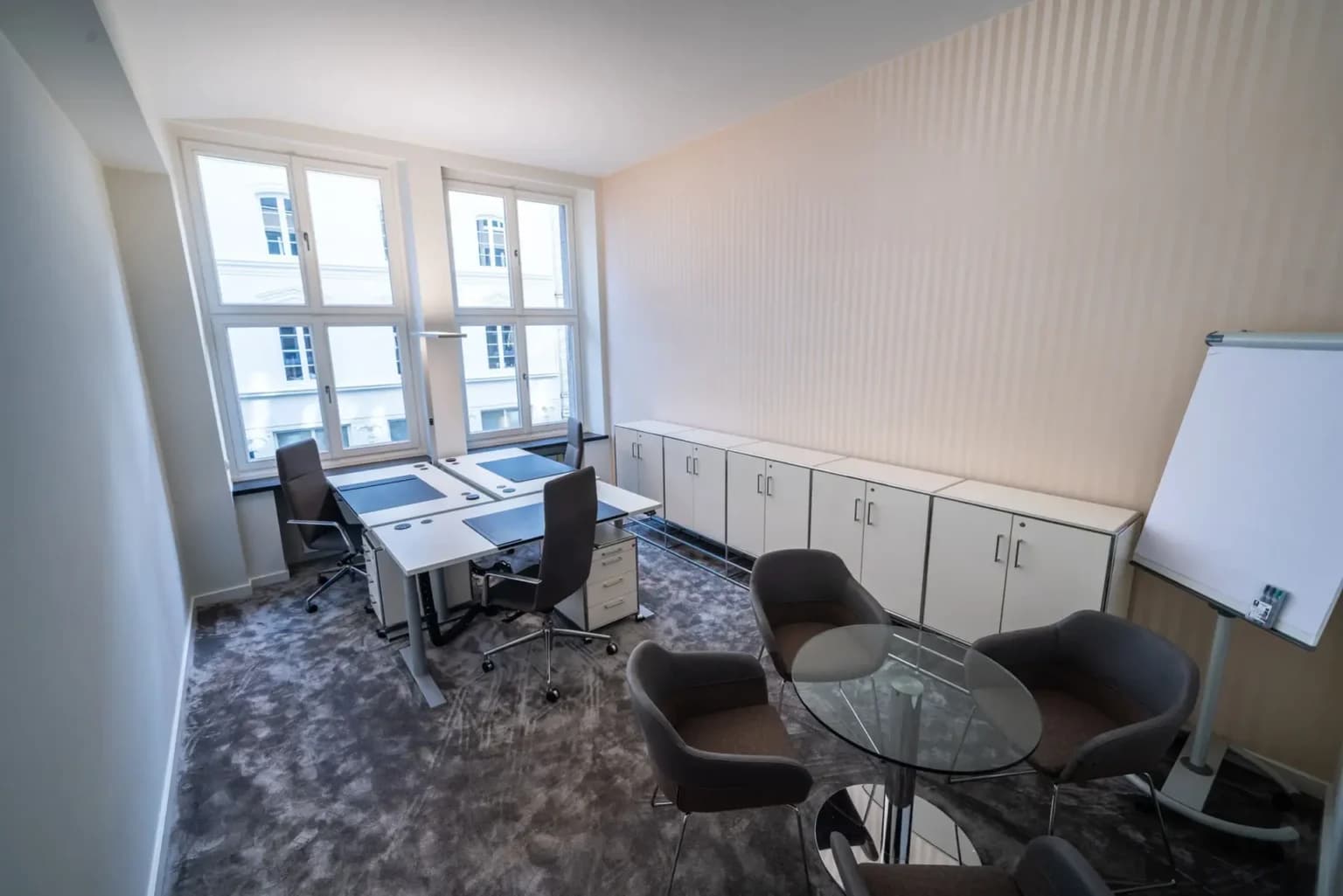 Satellite Office Hamburg Neuer Wall interior photo 3