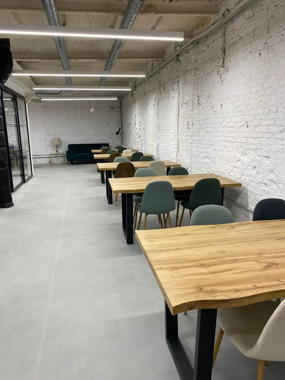 C9 SMART HUB interior photo 7