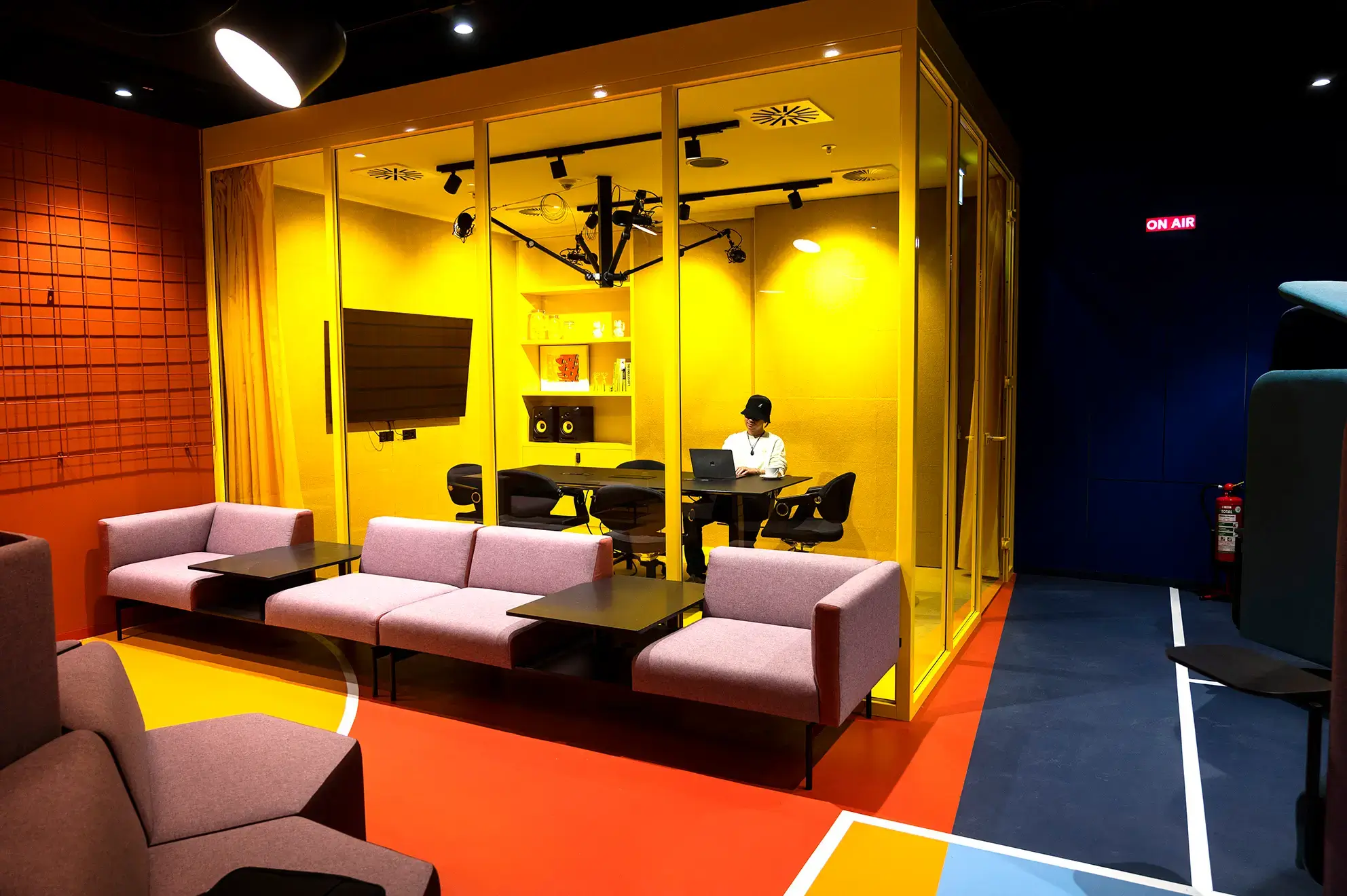 Nuuuork interior photo 4