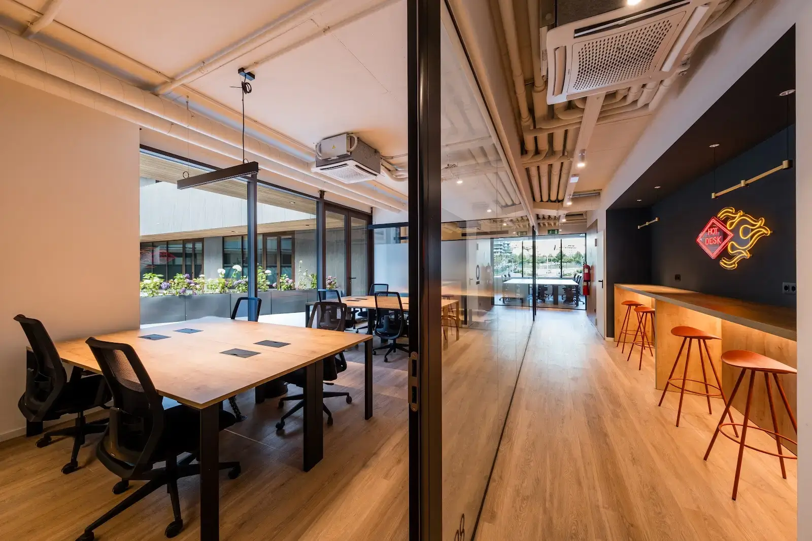 Monday Escaldes interior photo 7