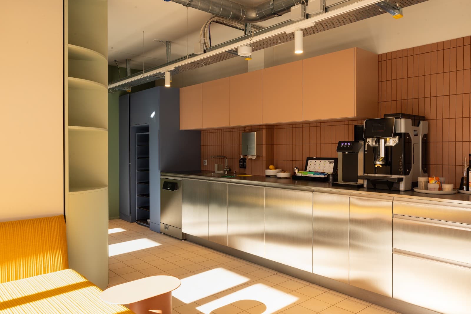 Headsquarter - The Elegant interior photo 11