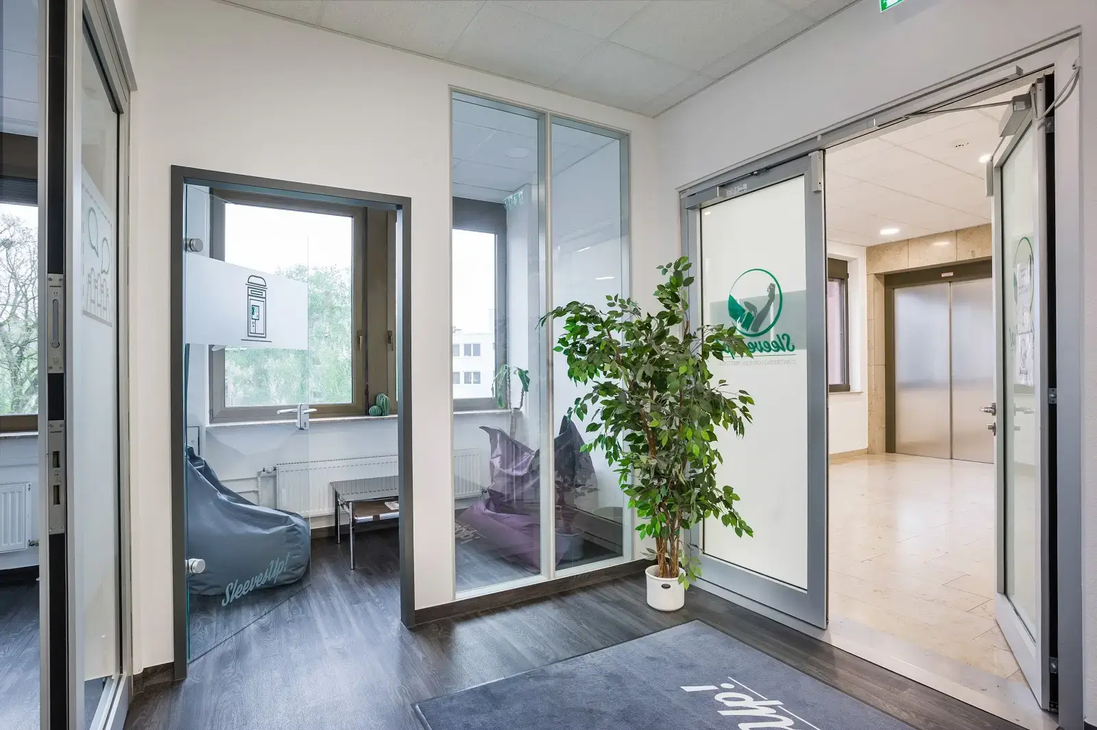 Rivvers Coworking Frankfurt Westside interior photo 8