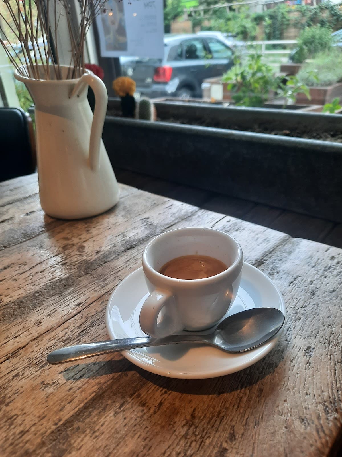 KleinMein Coffee & Coworking interior photo 6