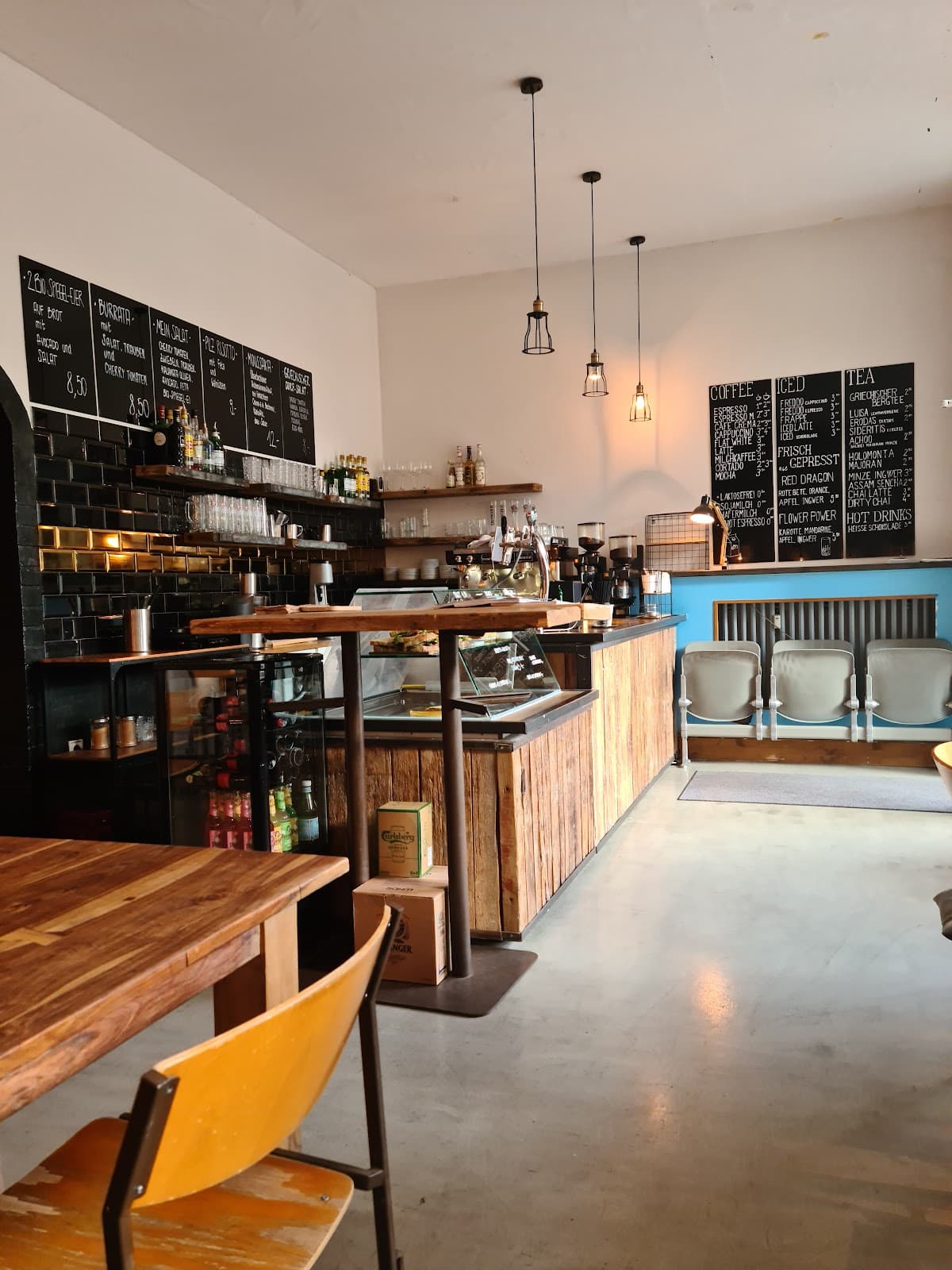 KleinMein Coffee & Coworking interior photo 2