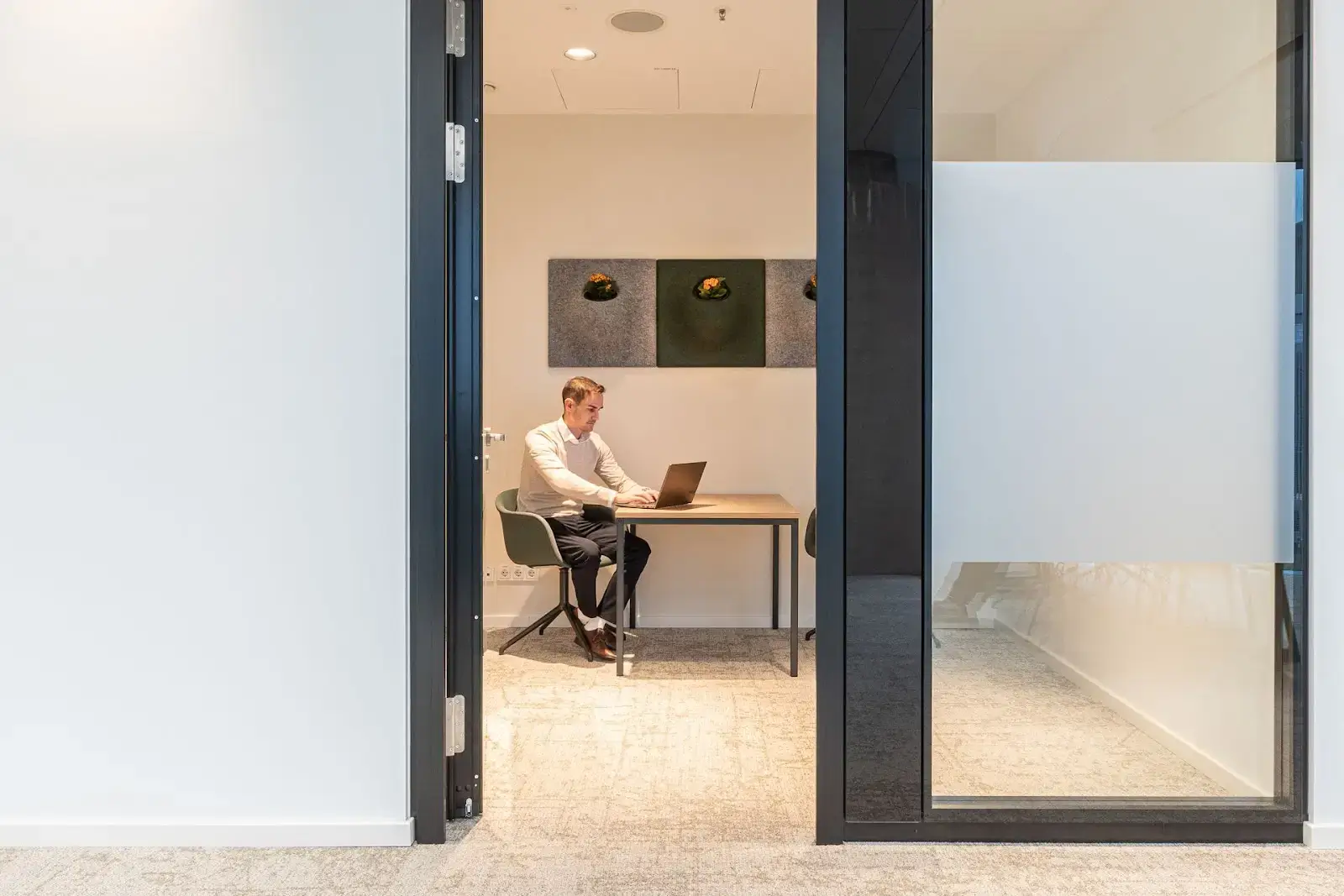 Rivvers Coworking Frankfurt Senckenberg‑Turm interior photo 4