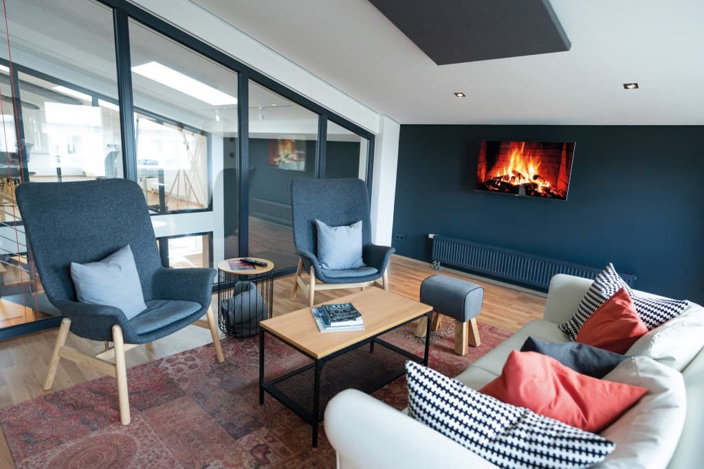 OFFICE & FRIENDS interior photo 5